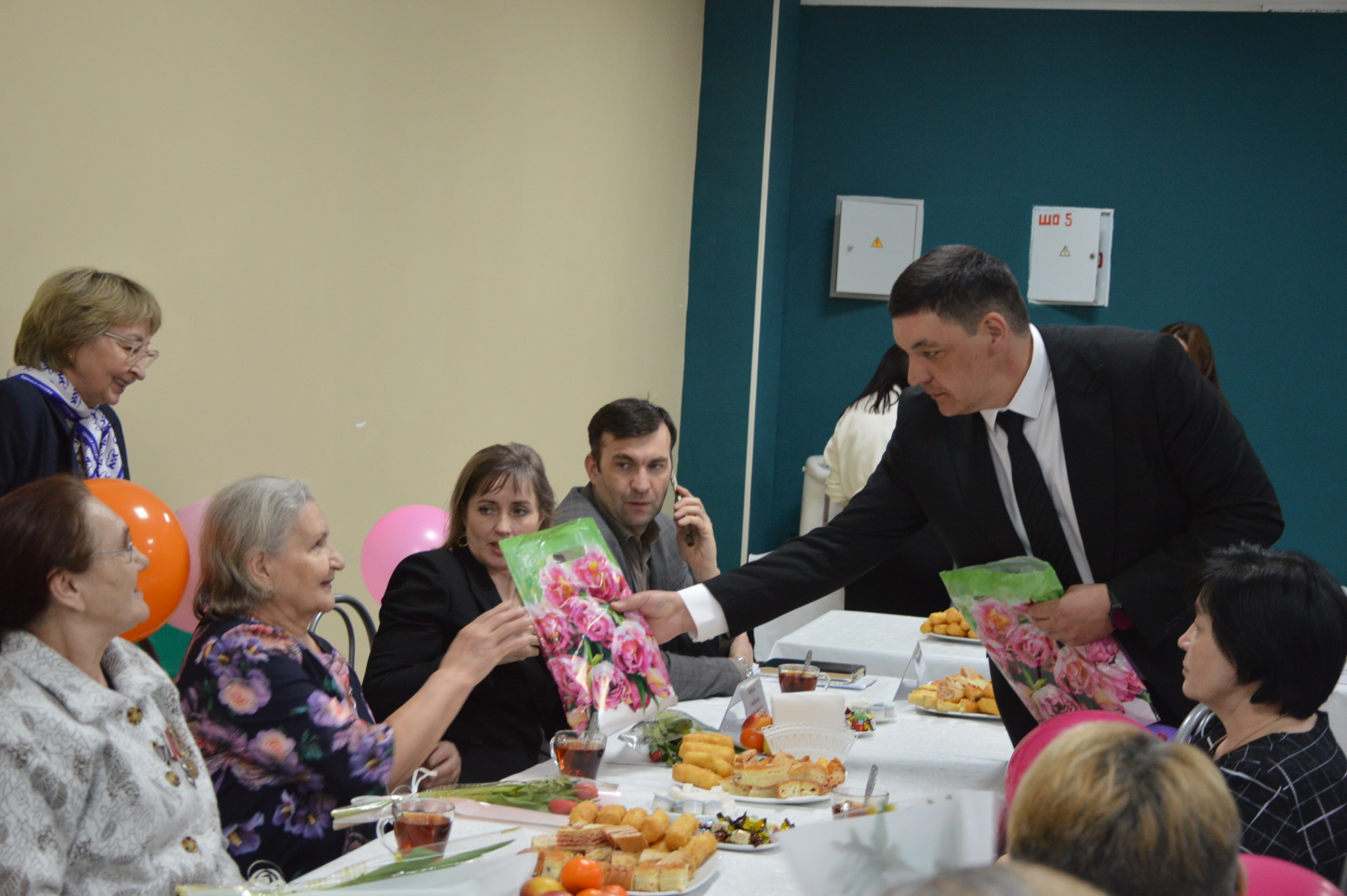 Поддержка и признательность матерям и женам