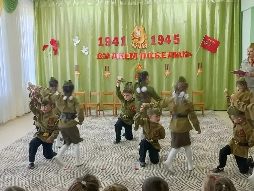 Этих дней не смолкнет слава!