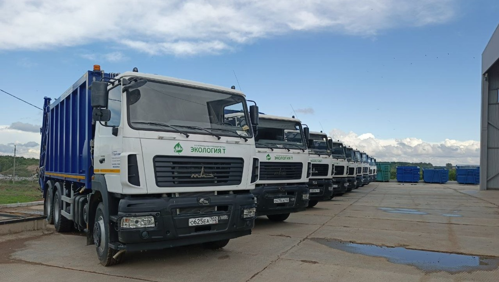 В Башкирии приобрели 9 новых мусоровозов