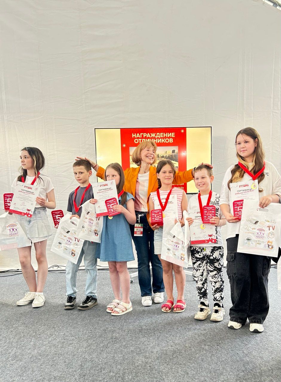 Марина Москвина вручила медали отличникам Тотального диктанта в Уфе