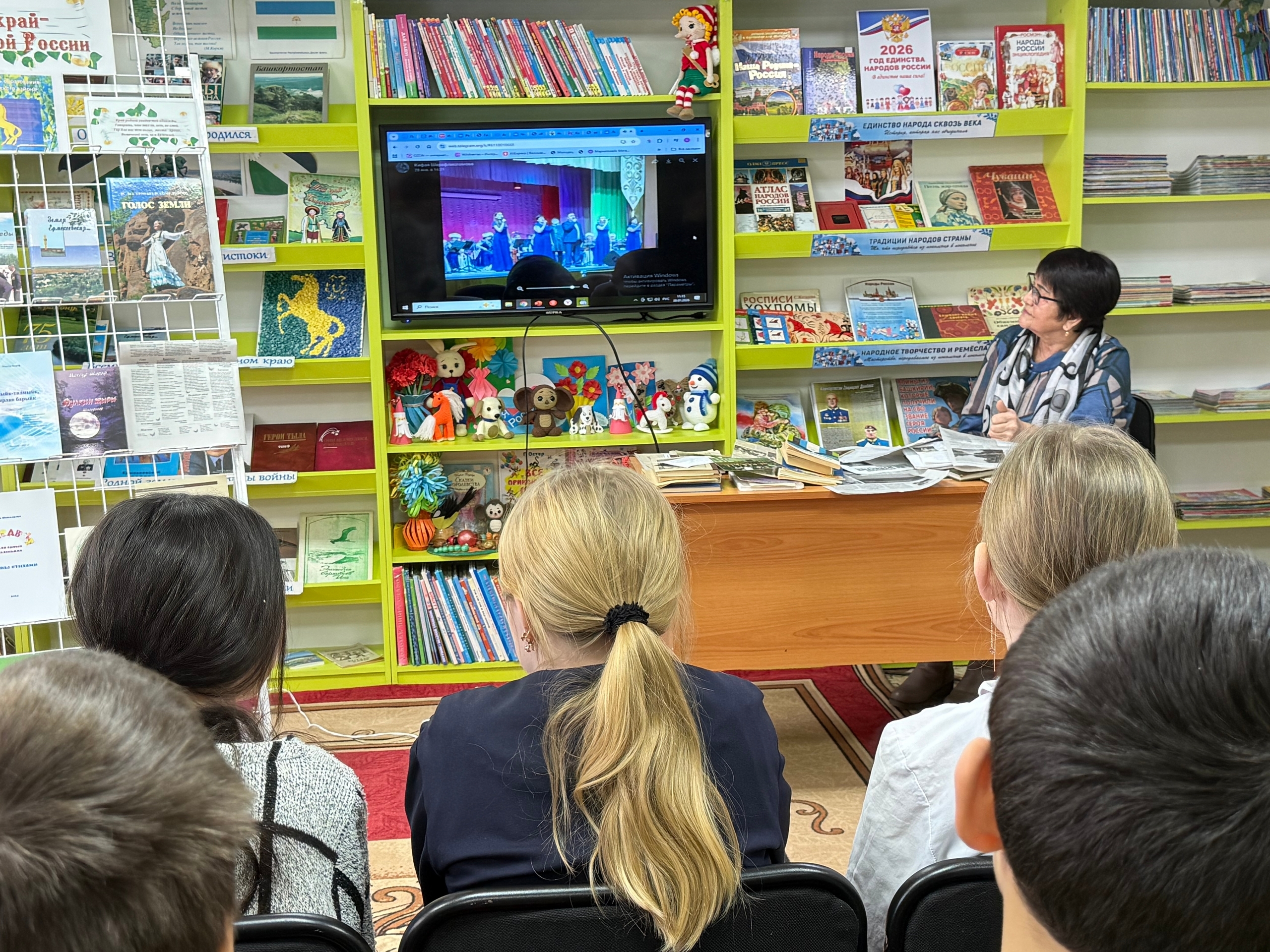 «И в песнях, и стихах поэтов, пусть расцветает край родной!»