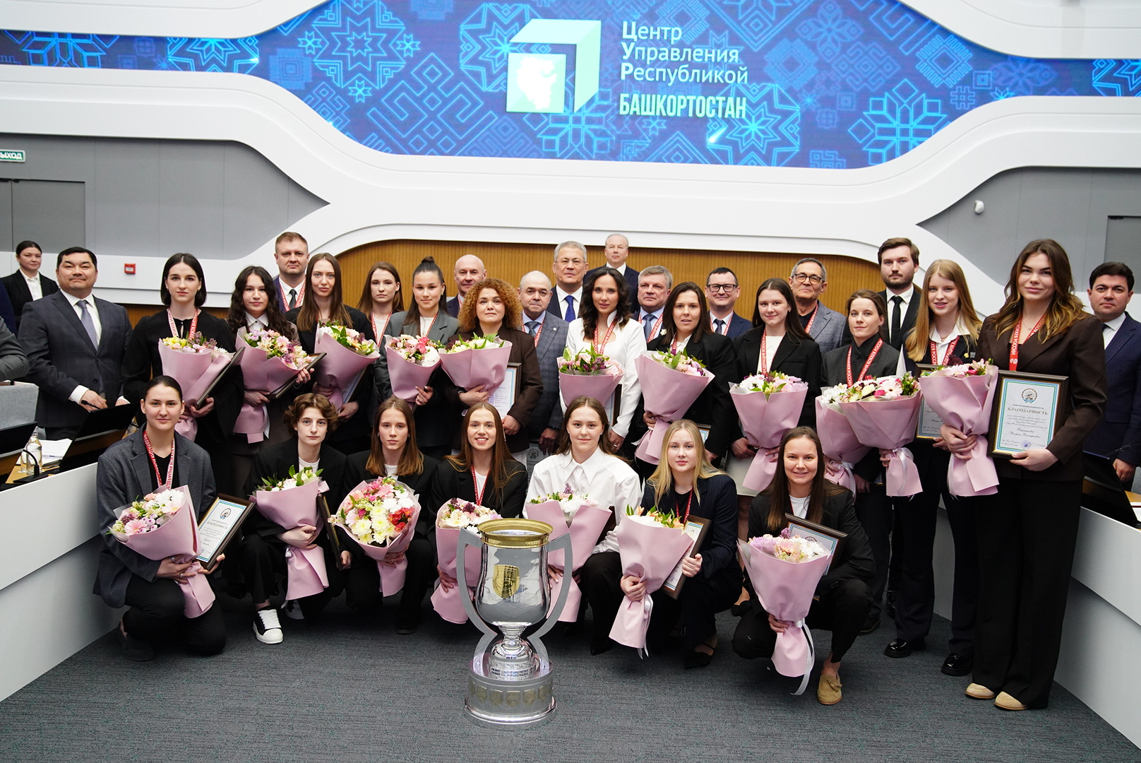 Хабиров поздравил команду «Агидель» с победой в Кубке Женской хоккейной лиги