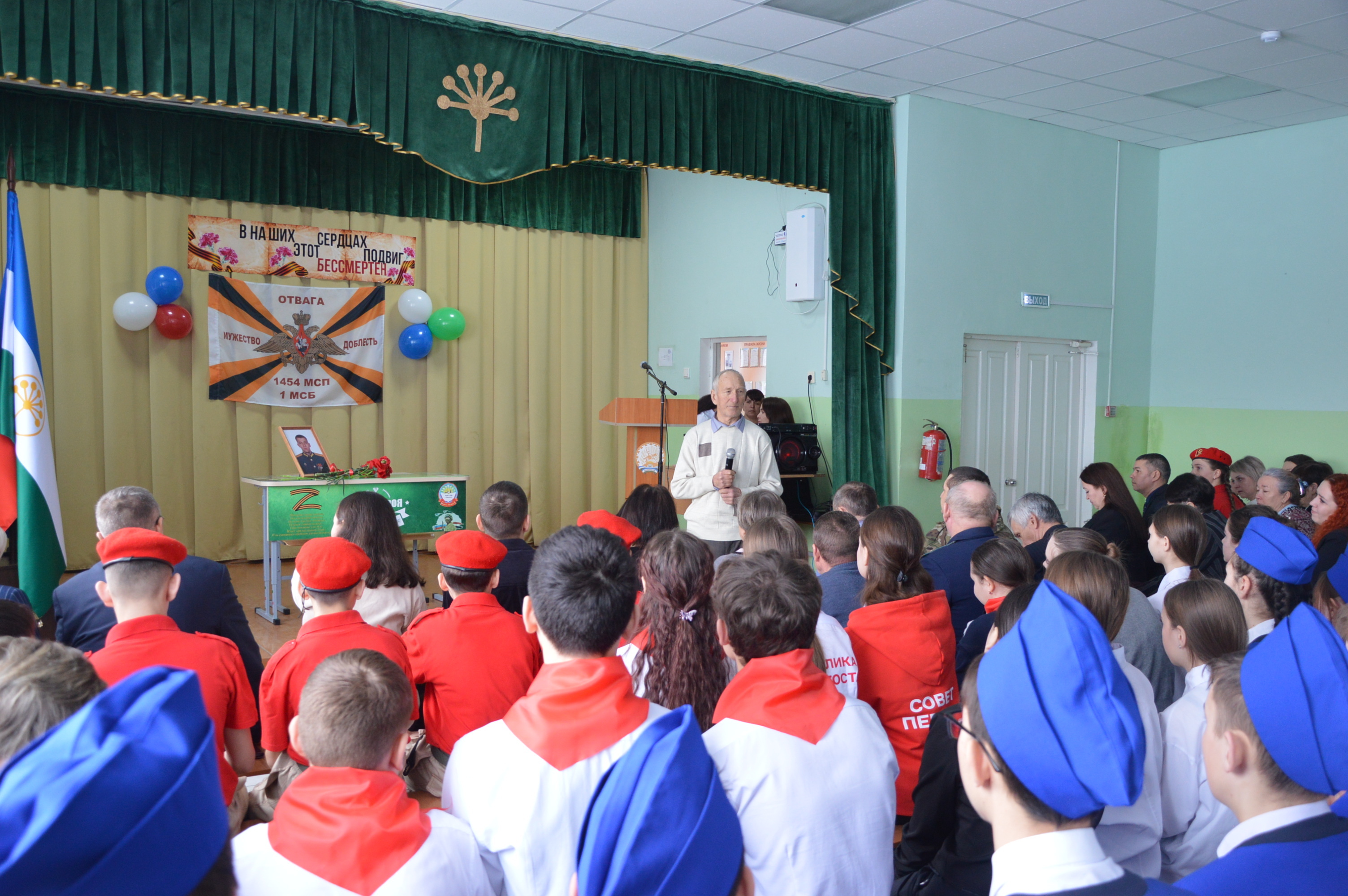 В Ермекеевской школе увековечили память героя