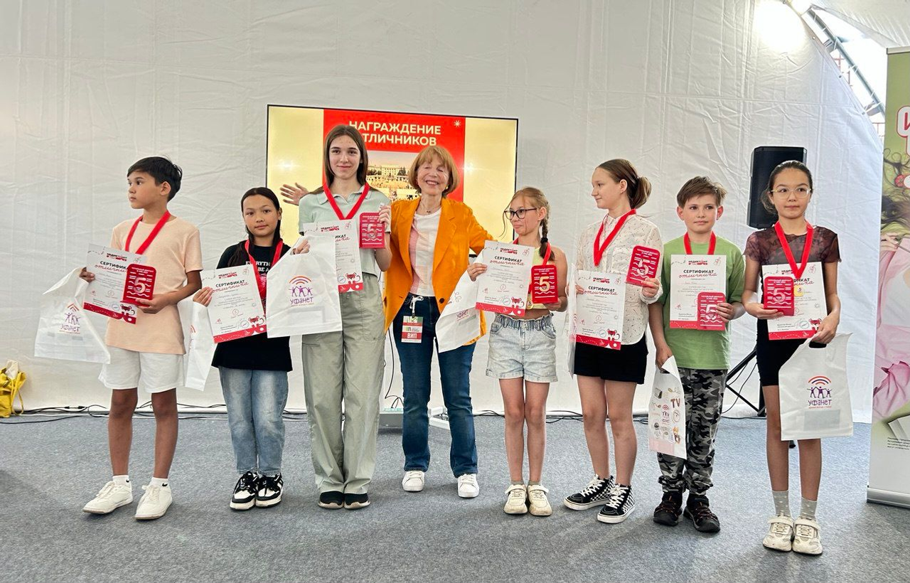 Марина Москвина вручила медали отличникам Тотального диктанта в Уфе
