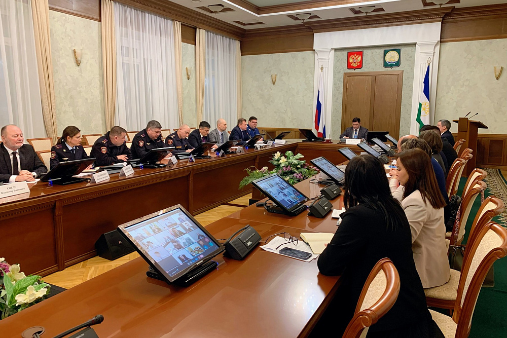 Радий Хабиров принял участие в заседании комиссии по делам несовершеннолетних.