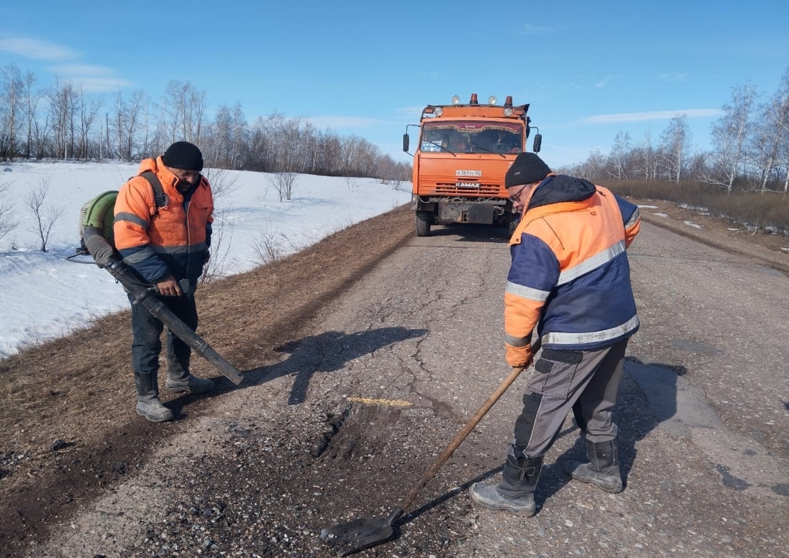 Глава Башкирии поручил начать ямочный ремонт дорог
