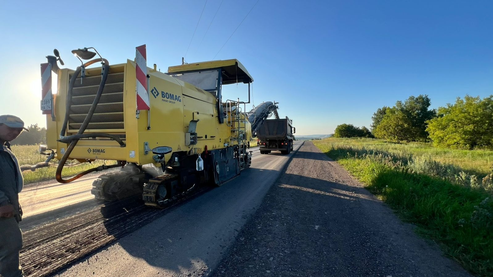 В Башкирии начали асфальтировать дорогу в Туймазинском районе