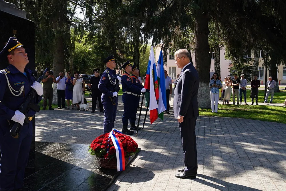 Радий Хабиров почтил память Николая Гастелло
