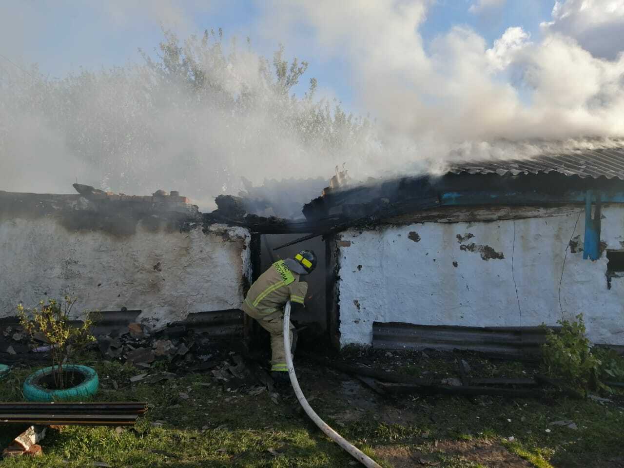 Сгорели гараж, сарай и машина: в Башкирии мужчину с ожогами доставили в больницу