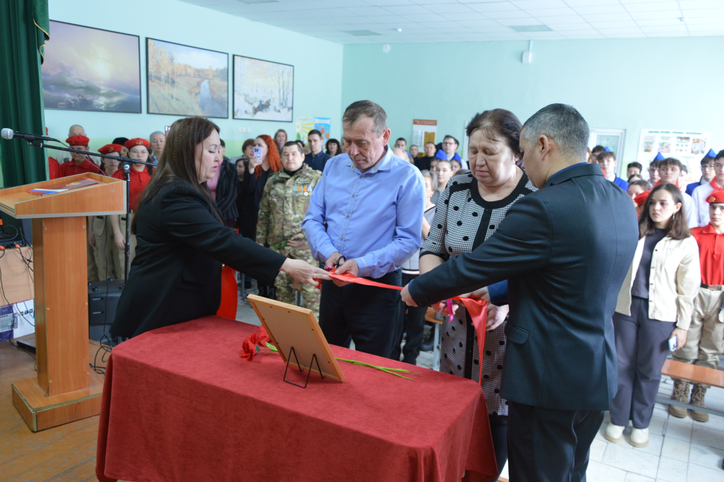 В Ермекеевской школе увековечили память героя