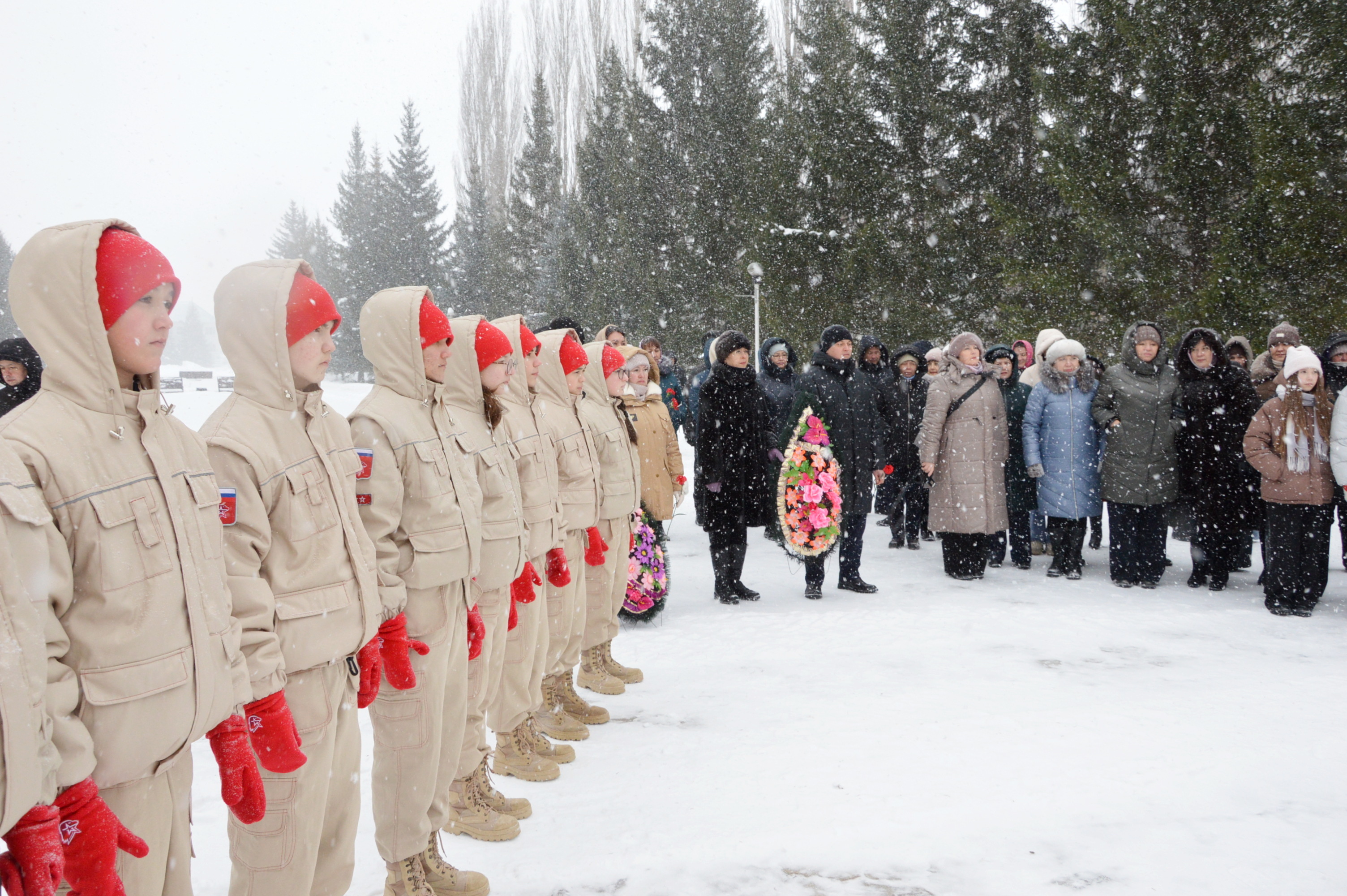 Дань уважения защитникам Отечества