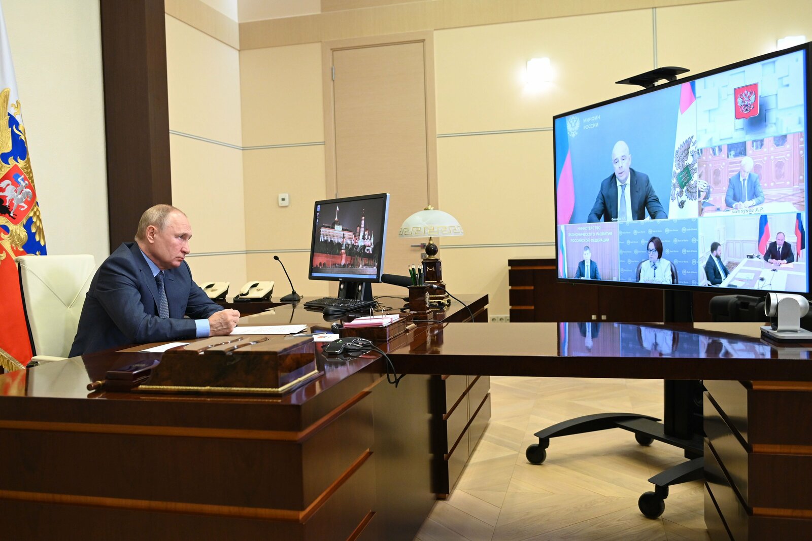 Путин поручил кабмину и ЦБ координировать действия в борьбе с инфляцией