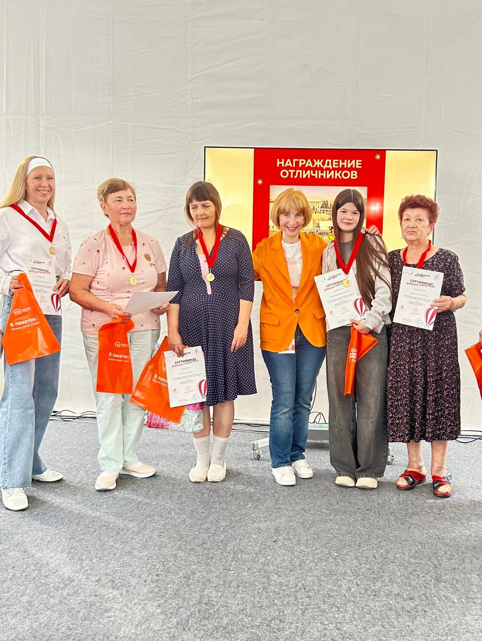 Марина Москвина вручила медали отличникам Тотального диктанта в Уфе