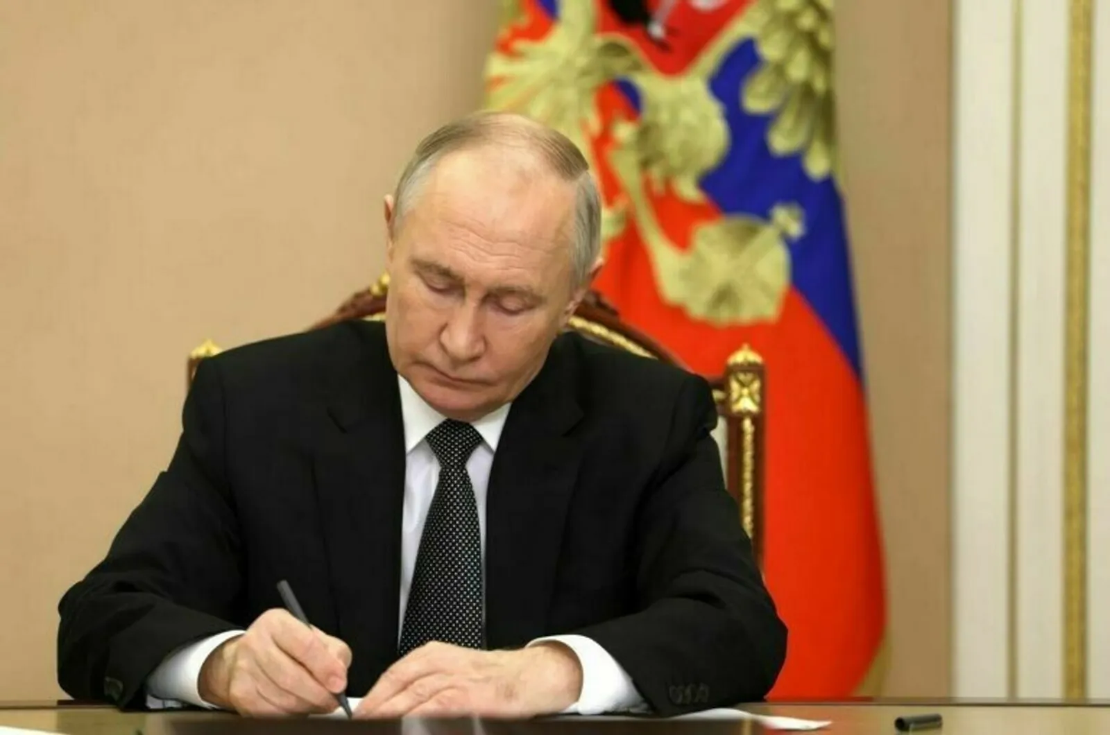 Путин подписал закон о пенсии детям, родившимся после смерти отца