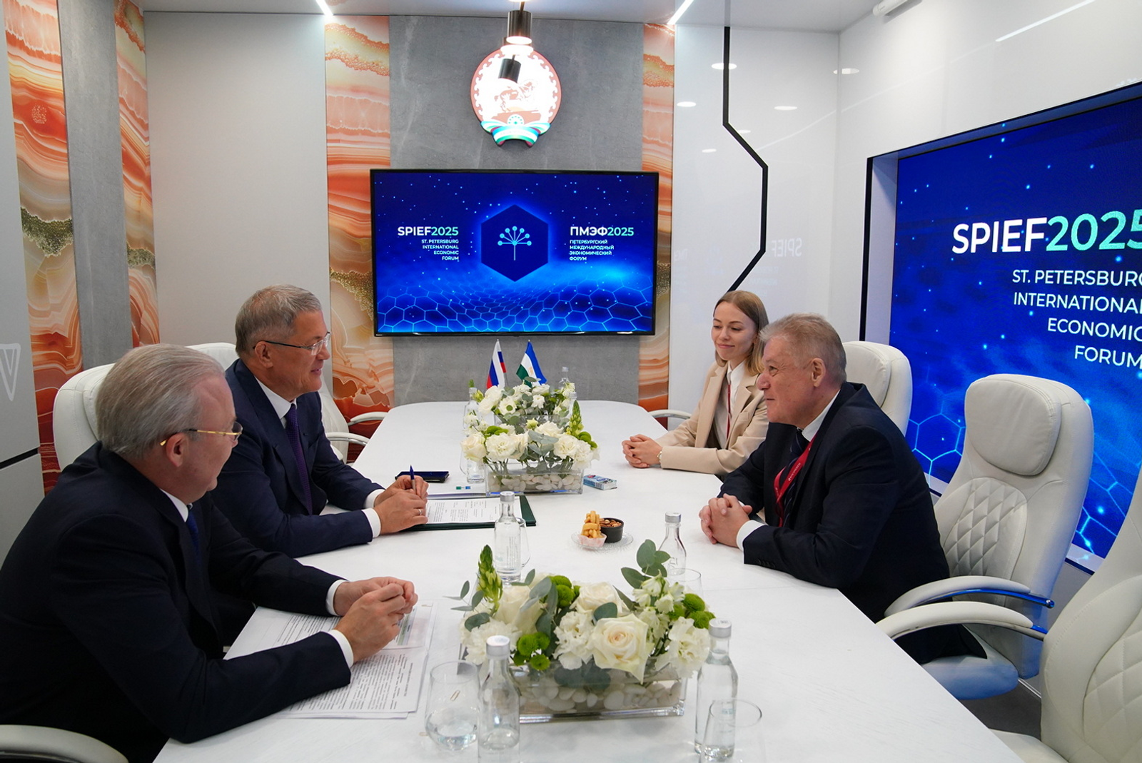 Радий Хабиров и Георгий Боос обсудили модернизацию освещения в городах и сёлах