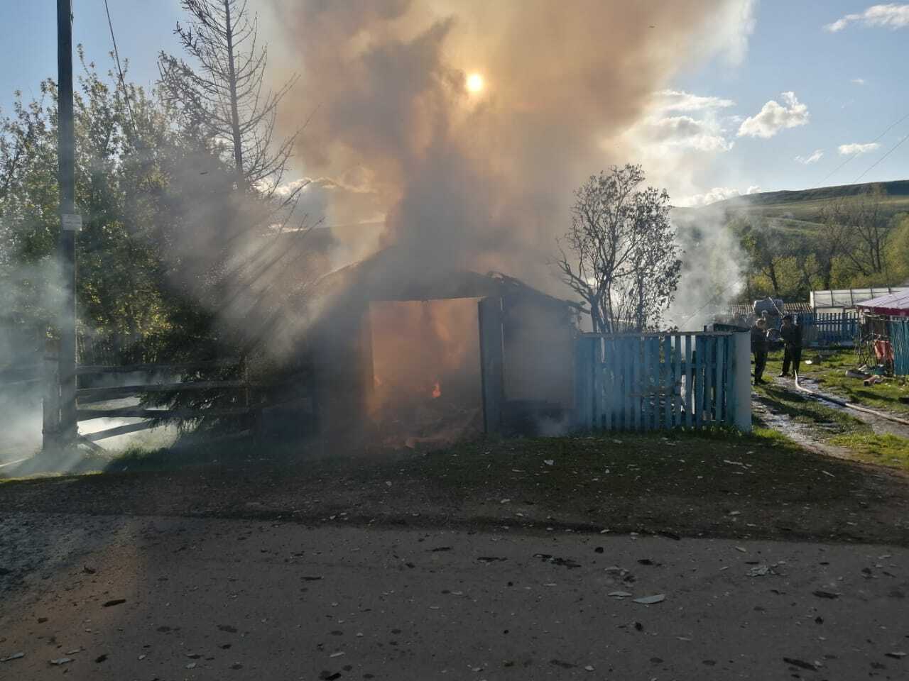 Сгорели гараж, сарай и машина: в Башкирии мужчину с ожогами доставили в больницу