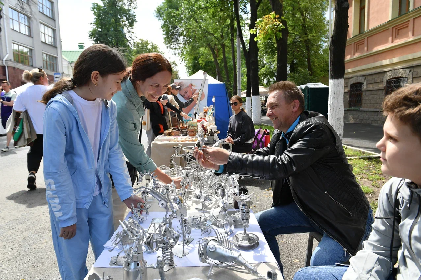 В Башкирии умелец делает игрушки из автомобильных свечей