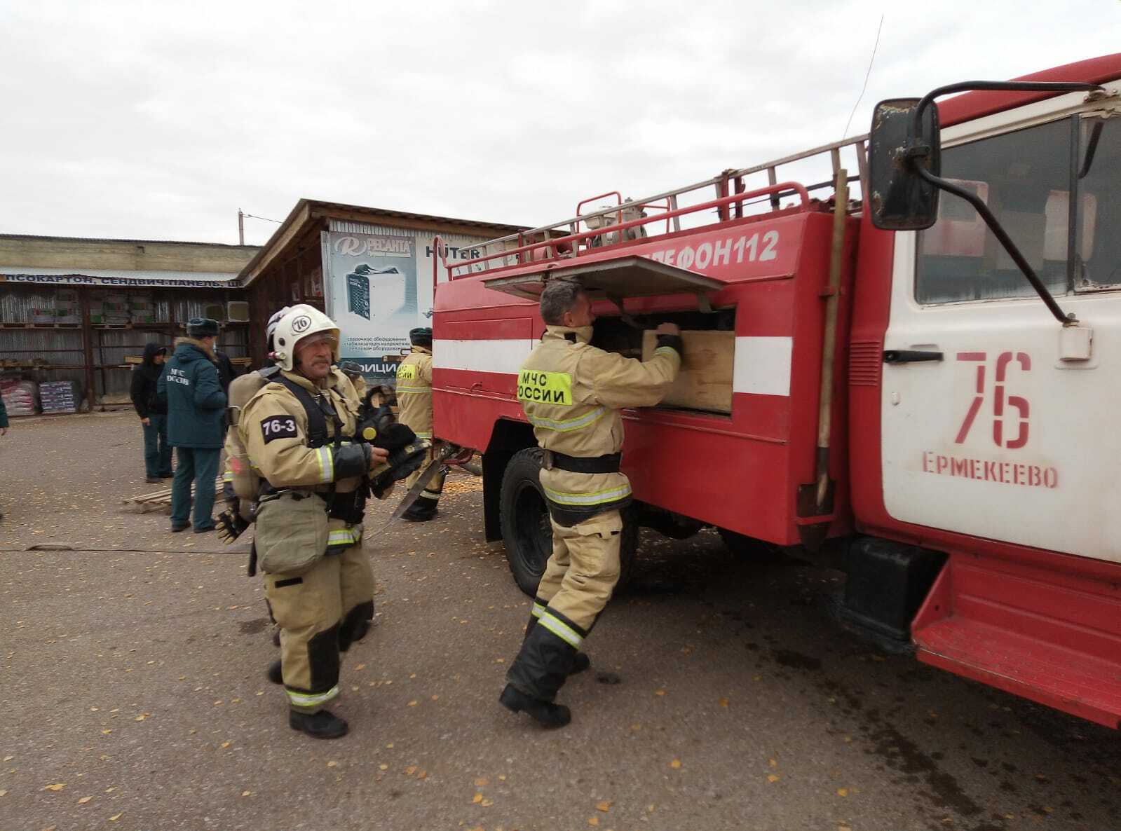 Спасатели отработали навыки пожаротушения