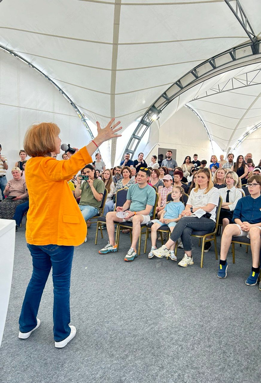 Марина Москвина вручила медали отличникам Тотального диктанта в Уфе