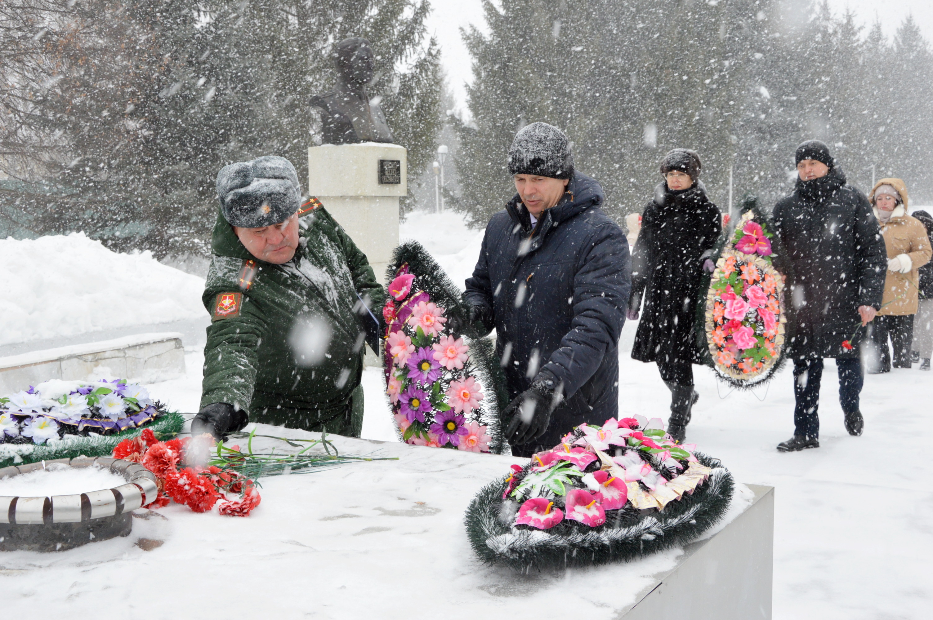 Дань уважения защитникам Отечества
